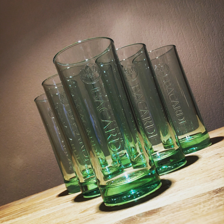 Glas Bacardi long drink groen