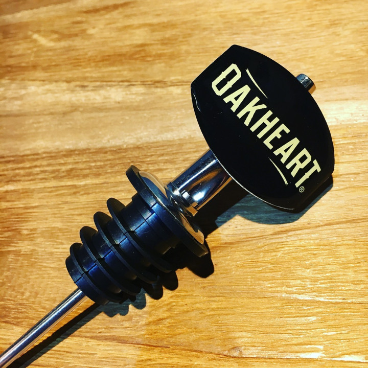 Fles schenker schenktuit Bacardi Spiced Oakheart