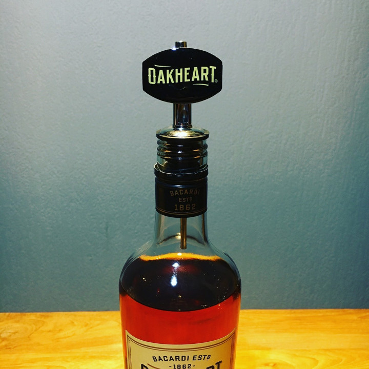 Fles schenker schenktuit Bacardi Spiced Oakheart