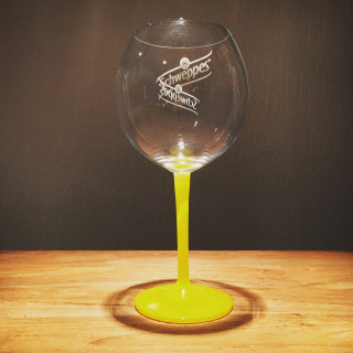 Verre Schweppes sur pied