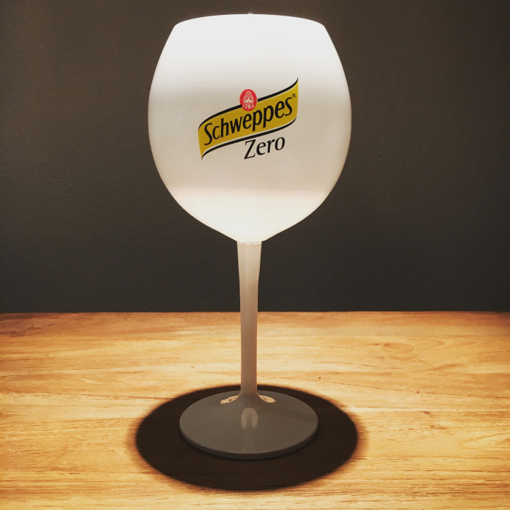 White stemglass Schweppes zero