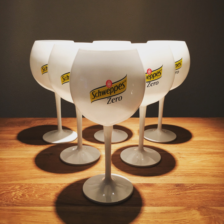 White stemglass Schweppes zero
