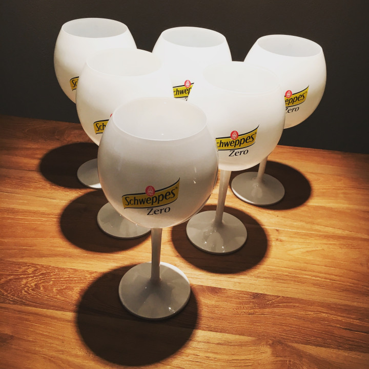 White stemglass Schweppes zero