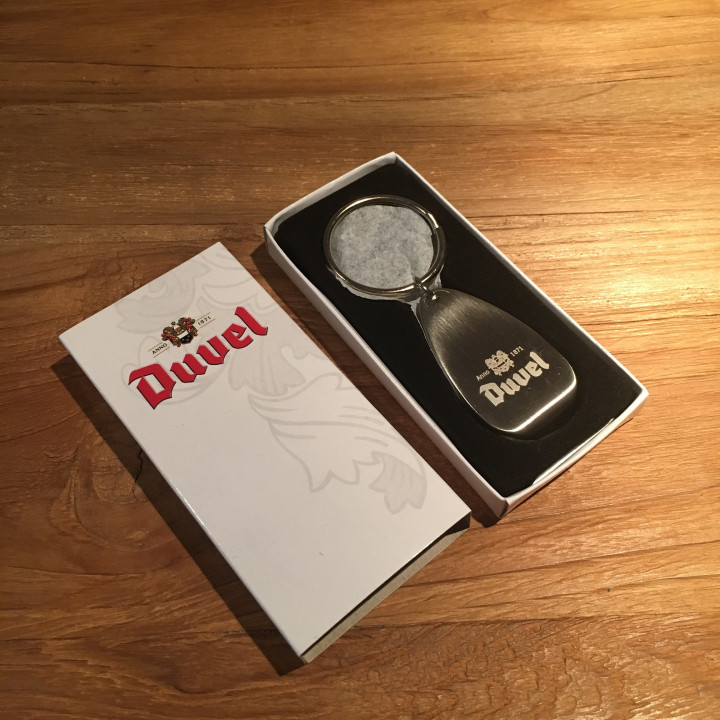Duvel sleutelhanger in geborsteld roestvrij staal in zijn originele doos