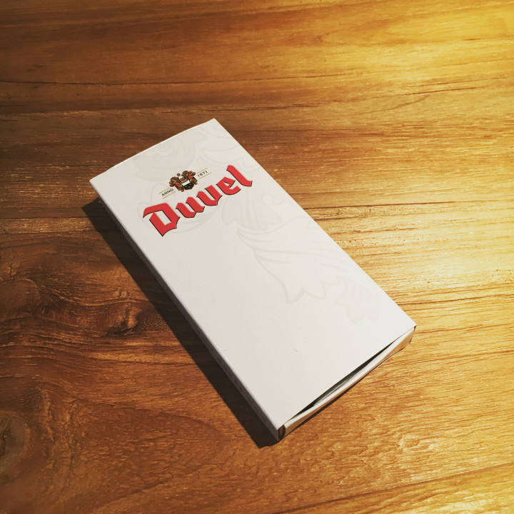 Duvel sleutelhanger in geborsteld roestvrij staal in zijn originele doos