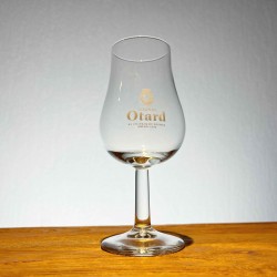 Verre Baron Otard sur pied...