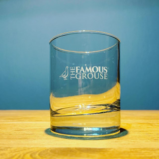 Glas The Famous Grouse whisky on the rocks model 3