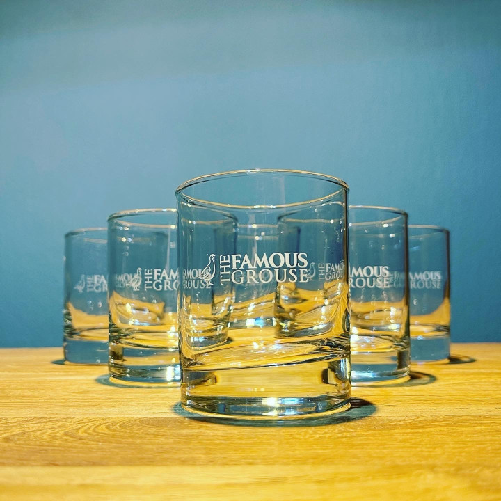 Glas The Famous Grouse whisky on the rocks model 3