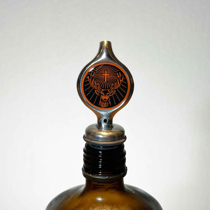 Fles schenker schenktuit Jägermeister