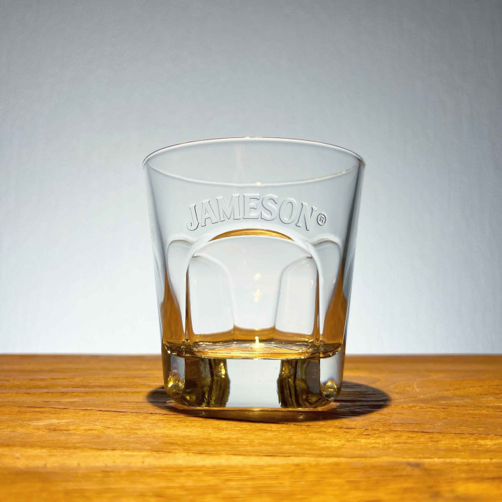 Glas Jameson on the rocks in relief